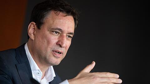Arbeit hinter Gittern dient der Resozialisierung und nicht dem Gewinn, das ist für Justizminister Georg Eisenreich (CSU) klar. (Archivbild)