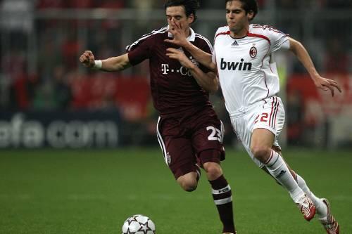 Die verbotene Werbung prangt auf der Brust von Mailands Spieler Kaka, der hier beim Champions League-Spiel in der Allianz Arena 2007 mit Owen Hargreaves um den Ball kämpft.