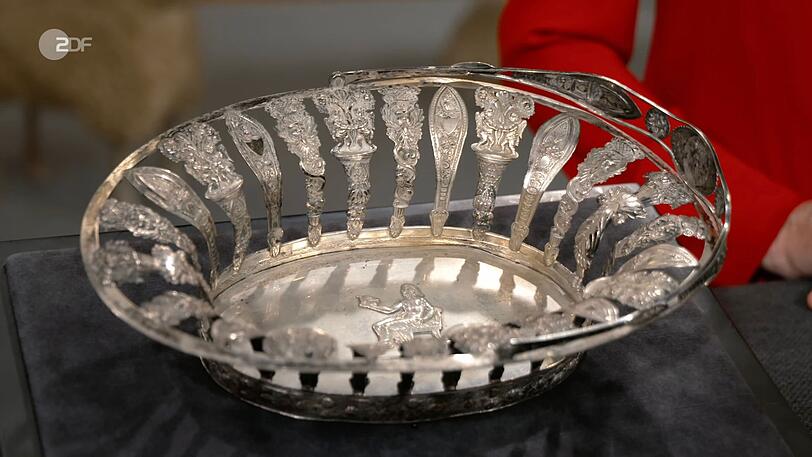 Ein Henkelkorb aus 750er Silber wurde von Wendela Horz zwischen 1810 und 1820 datiert.