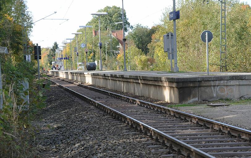 Drama im Stadtteil Perlach. Drei Kinder sind über den Zaun einer Kita gestiegen. Sie liefen auf die Gleise der S-Bahn. Ein Kind wurde von einem Zug erfasst.