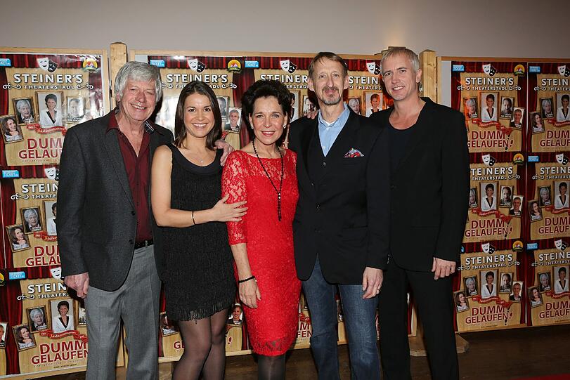 Die Stars des Abends: Henner Quest, C?écile Bagieu, Gilbert von Sohlern und Markus Böker posieren mit Gerda Steiner (Mitte) zur Jubiläumstournee "30 Jahre Steiners Theaterstadl", für die sie in dem Stück "Dumm Gelaufen" am Dienstag im Paulaner am Nockherberg auftraten.