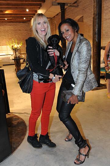 Noemi Matsutani mit Hund Mila und Andrea Kempter bei der Eröffnung des Betten Concept Store am 29.08.2013 in München.