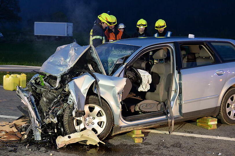 Ein Audi-Fahrer geriet auf der Bundesstraße bei Marquartstein auf die Gegenfahrbahn. Es kam zum Frontalzusammenstoß.