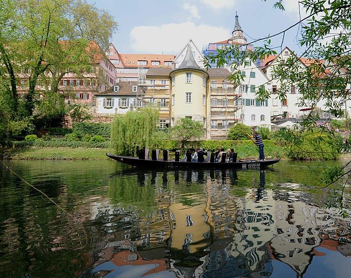 Der Tübinger Hölderlinturm ist eine Kopie: Er brannte 1875 bis auf die Grundmauern ab und wurde mit spitzerem Dach neu errichtet. Auch das angrenzende Haus wurde erweitert.
