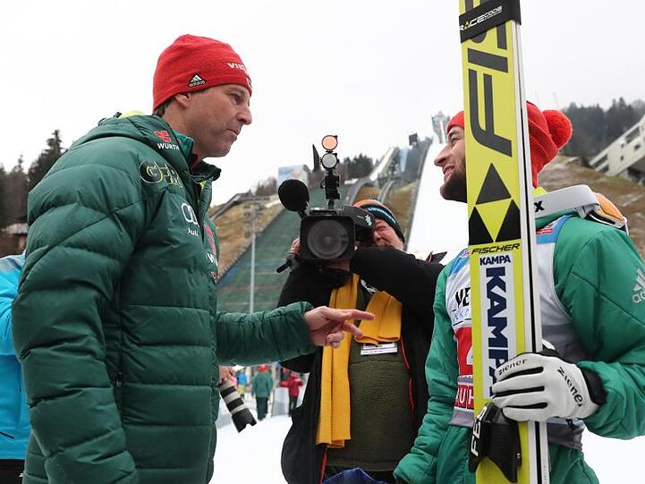 Skisprung-Bundestrainer Werner Schuster (l) und der Zweitplatzierte, Markus Eisenbichler.