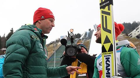 Skisprung-Bundestrainer Werner Schuster (l) und der Zweitplatzierte, Markus Eisenbichler.
