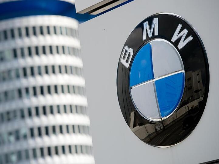 Das BMW-Logo ist vor dem Verwaltungsgebäude (BMW-Turm) in München zu sehen.