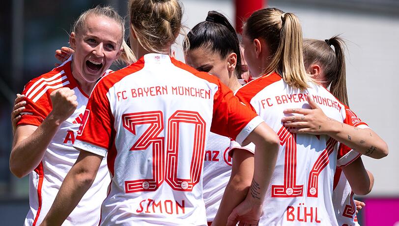 Die Spielerinnen von München jubeln über das Tor zum 2:0.