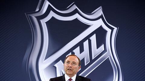 Gary Bettman, Chef der nordamerikanischen Eishockey-Profiliga NHL, hat die Teilnahme der Spieler bei Olympia 2026 verkündet.