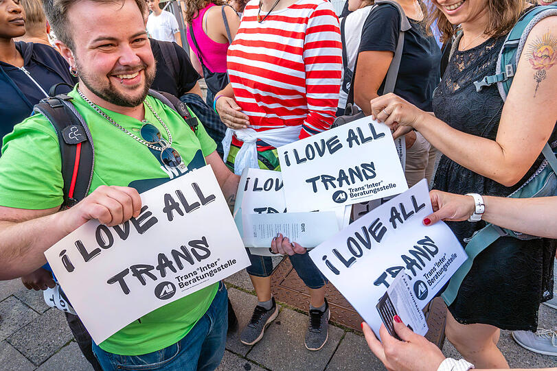 Queere Demo mit Menschenkette nach dem Angriff auf queere Zentren in München, Schilder "I love all trans"
