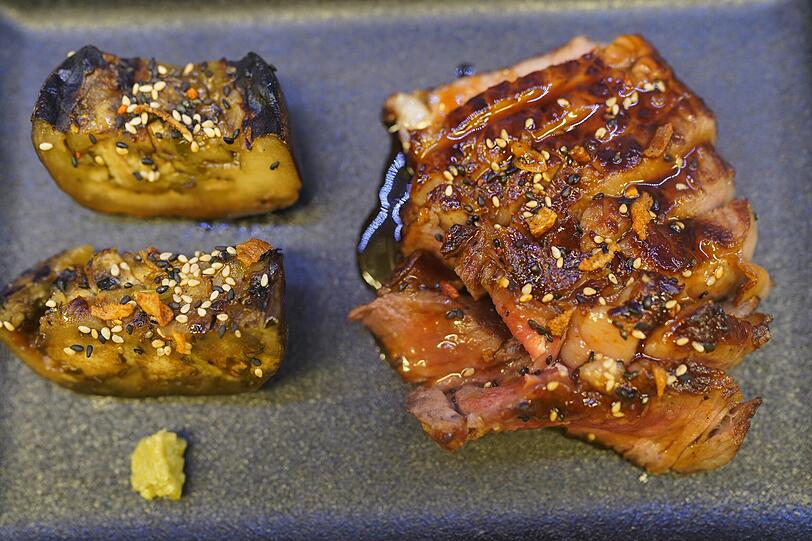 Vierter Gang: Rib Eye Steak vom Robata-Grill, Aubergine, Kr&auml;uter-Amazu.