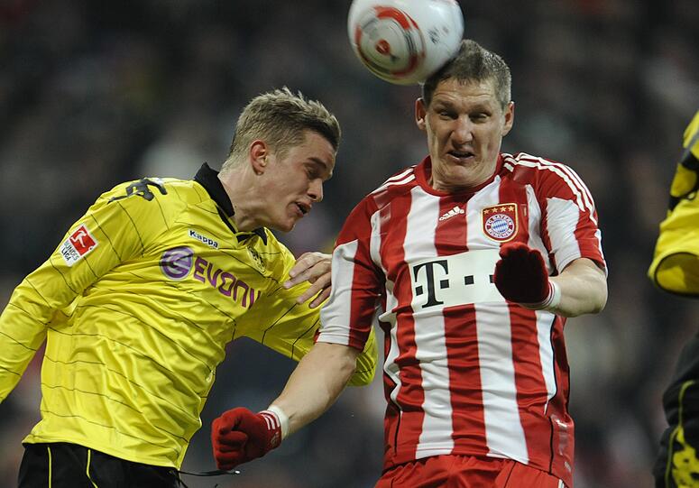 BASTIAN SCHWEINSTEIGER: Der Libero vor der Abwehr &ndash; und als solcher anfangs mit Konzentrationsschwächen. Patzte vor dem 0:1, hatte einige Stockfehler drin. Das Spiel lief völlig an ihm vorbei &ndash; das BVB-Mittelfeld kochte ihn ab, solche Tage gibt es. Vorm 1:3 von Hummels übersprungen. Note 5