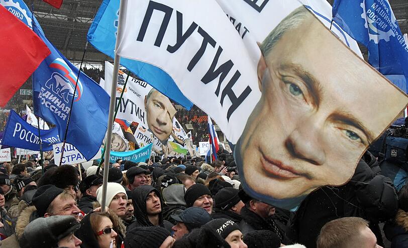 Zehntausende demonstrieren in Moskau für Putin: Bei den Wahlen am 4. März will er sich für eine dritte Amtszeit zum Präsidenten wählen lassen. Zwar bestehen kaum Zweifel an seinem Wahlsieg, doch erstmals seit seinem Aufstieg an die Staatsspitze im Jahr 2000 sieht er sich seit einigen Monaten mit einer breiten Oppositionsbewegung konfrontiert.