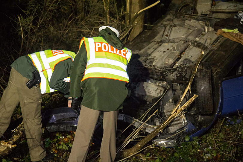 Zuerst krachte das Auto gegen einen Baum, dann überschlug es sich.