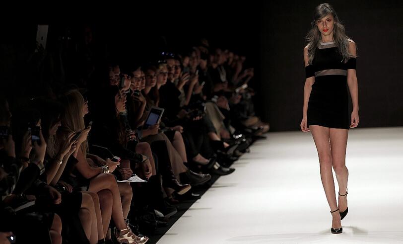 Bereits am Montag präsentierten heiße Models die Mode für das kommende Jahr.