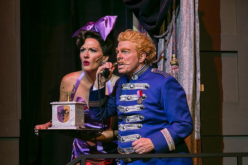 Kerstin Ibald als Baronin Bomburst, Erwin Windegger als Baron Bomburst