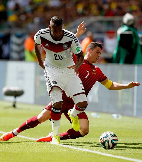 JÉROME BOATENG - Note 2 - Frische Frisur, fitter Body. Körperlich stark, ließ Ronaldo nicht ins Spiel kommen auf seiner rechten Abwehrseite. Rückte nach Hummels&rsquo; Aus in die Mitte.