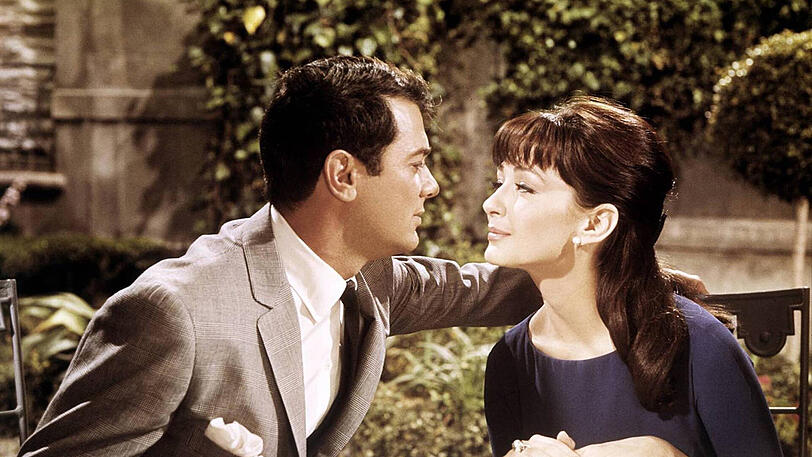Filmreife Liebe: Tony Curtis und Christine Kaufmann, hier am Set von "Monsieur Cognac" 1964, lieben sich vor und hinter der Kamera. Zwei Kinder bekommt sie von ihm.