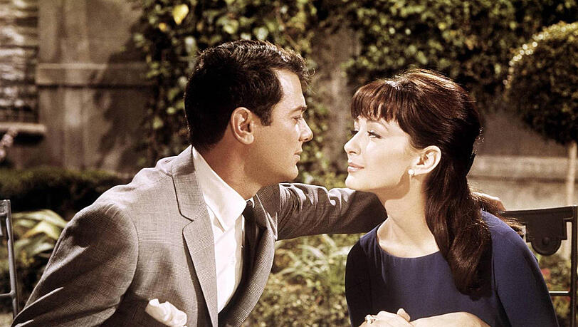 Filmreife Liebe: Tony Curtis und Christine Kaufmann, hier am Set von "Monsieur Cognac" 1964, lieben sich vor und hinter der Kamera. Zwei Kinder bekommt sie von ihm. Filmreife Liebe: Tony Curtis und Christine Kaufmann, hier am Set von "Monsieur Cognac" 1964, lieben sich vor und hinter der Kamera. Zwei Kinder bekommt sie von ihm.