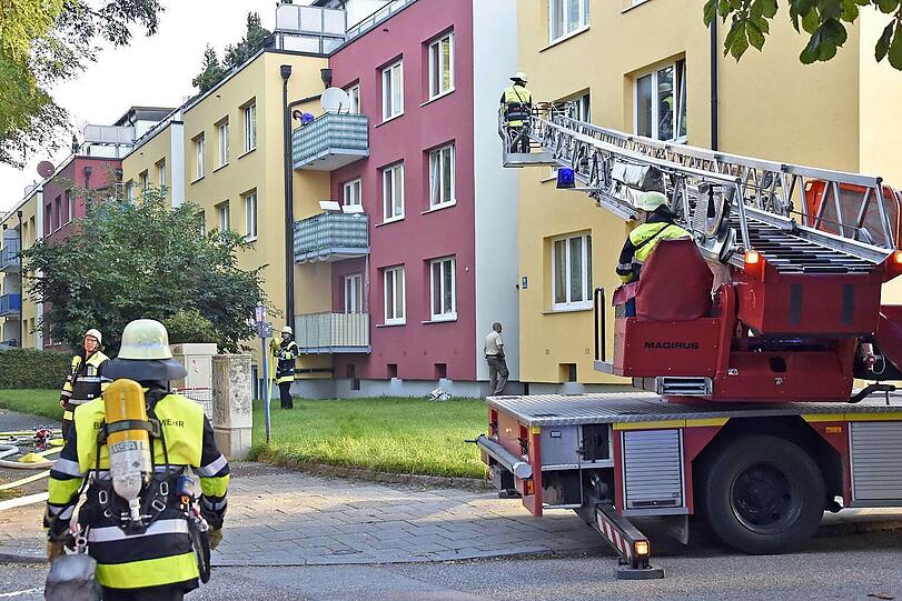 Eine Bewohnerin des Mehrfamilienhauses musste von der Feuerwehr aus ihrem Zimmer gerettet werden.