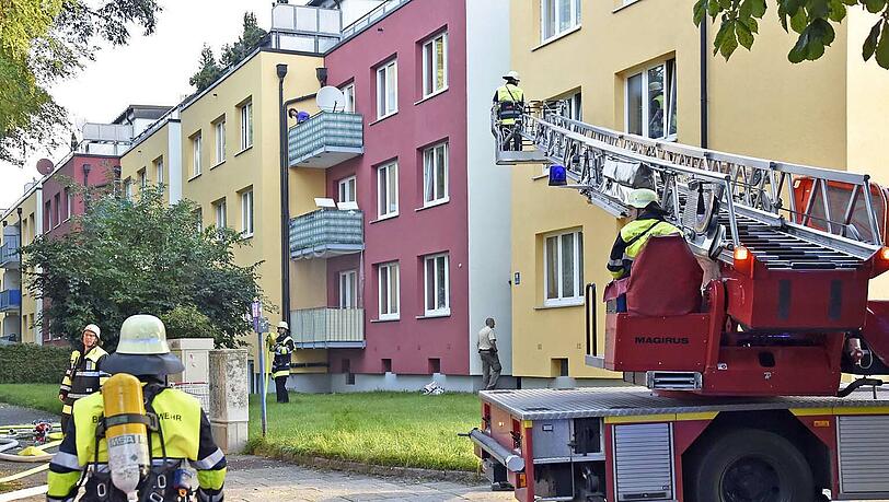 Eine Bewohnerin des Mehrfamilienhauses musste von der Feuerwehr aus ihrem Zimmer gerettet werden. Eine Bewohnerin des Mehrfamilienhauses musste von der Feuerwehr aus ihrem Zimmer gerettet werden.