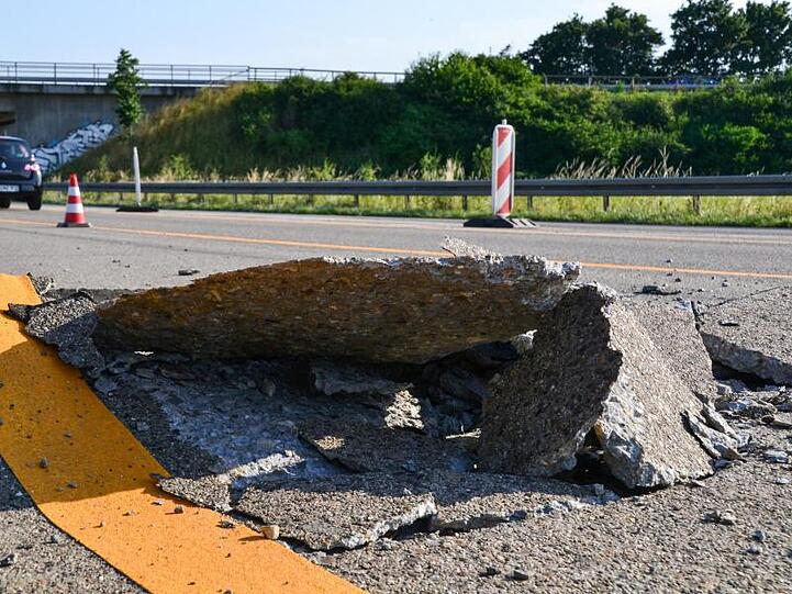 Wegen großer Hitze ist eine Betonfahrbahn auf einer Autobahn aufgebrochen.