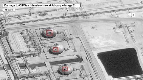 Ein Foto der US-Regierung zeigt Schäden an der Raffinerie des saudischen Ölriesens Saudi Aramco.