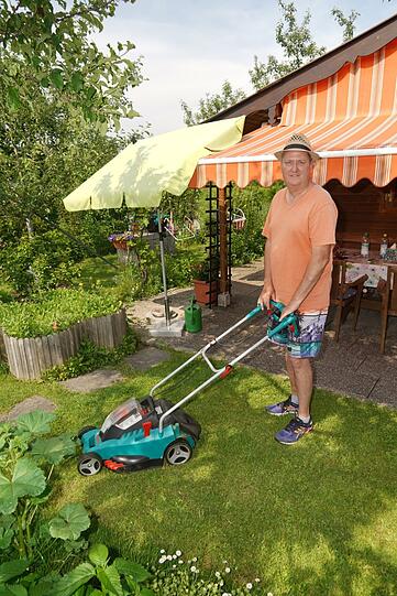 Wer mäht, bleibt in Bewegung - Sepp Heimann bei der Arbeit.
