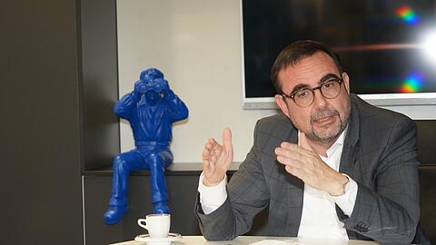 Holetschek beim Interview in seinem Büro. Die blaue Figur stammt noch ausseiner Zeitals Bürgerbeauftragter der Staatsregierung.