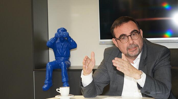 Holetschek beim Interview in seinem Büro. Die blaue Figur stammt noch ausseiner Zeitals Bürgerbeauftragter der Staatsregierung.