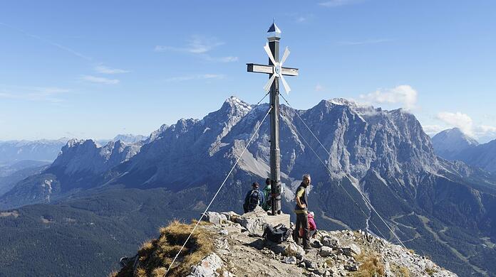 Ob Ammergauer Alpen oder Hopfenwandern in Niederbayern. Hier finden Sie Wanderungen, die mit dem Regionalzug zu erreichen sind.