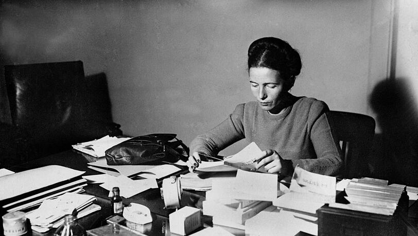 Die ungemein produktive Schriftstellerin: Simone de Beauvoir am Schreibtisch (1945).