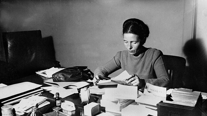 Die ungemein produktive Schriftstellerin: Simone de Beauvoir am Schreibtisch (1945).