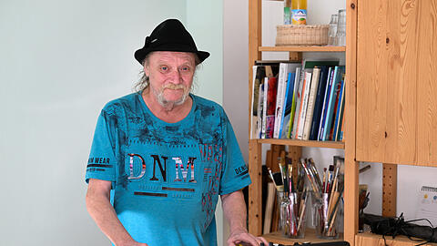 Walter Brenneisen wurde vor 15 Jahren wohnungslos, als seine Wohnung in Starnberg abbrannte. Sein Geld verdiente er früher auch als Musiker. Das Keyboard bekam er vom Verein Schneekönige geschenkt.