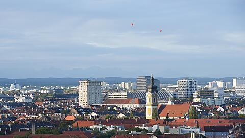Ende September 2021 lässt Immobilien-Investor Ralf Büschel zwei rote, vier Meter dicke Helium-Ballons über den Münchner Dächern fliegen, genau in 155 Metern Höhe. Sie sollen zeigen, wie weit die geplanten Türme bei der Paketposthalle in den Himmel ragen würden. Der Bau hätte 2023 schon beginnen sollen.