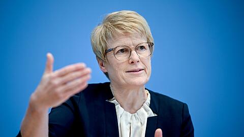 "Wenn man den Menschen Versprechungen macht, die man am Ende nicht halten kann, dann sorgen sie nicht privat vor, obwohl viele es könnten", meint die Wirtschaftsweise Veronika Grimm. (Archivbild)