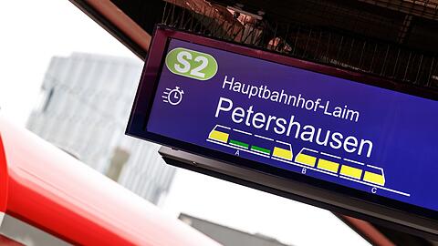 Grün steht für viele freie Plätze, gelb für mittlere Auslastung im Wagon.