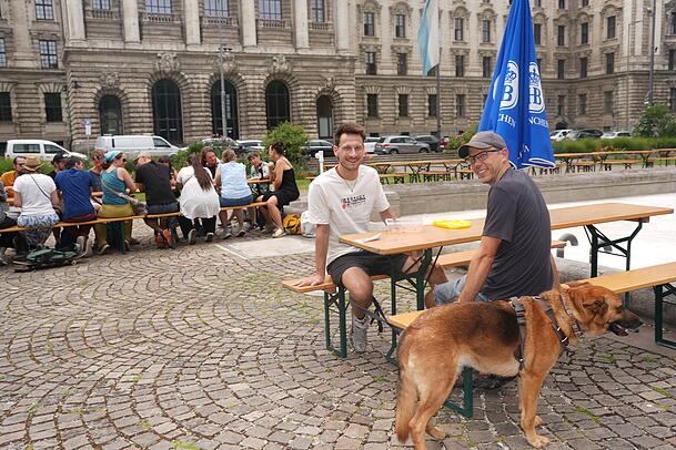 Simon Marggraf (l.) und Benjamin Leutner, die "ums Eck" in einem Start-up arbeiten, machen Mittagspause am Neptunbrunnen. Simon Marggraf (l.) und Benjamin Leutner, die "ums Eck" in einem Start-up arbeiten, machen Mittagspause am Neptunbrunnen.