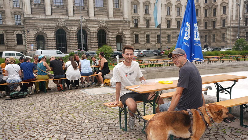 Simon Marggraf (l.) und Benjamin Leutner, die "ums Eck" in einem Start-up arbeiten, machen Mittagspause am Neptunbrunnen. Simon Marggraf (l.) und Benjamin Leutner, die "ums Eck" in einem Start-up arbeiten, machen Mittagspause am Neptunbrunnen.