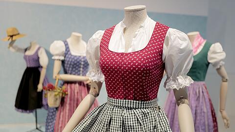Das Staatliche Textil- und Industriemuseum in Augsburg hat 2025 Dirndl aus verschiedenen Epochen gegen&uuml;bergestellt. (Archivbild)