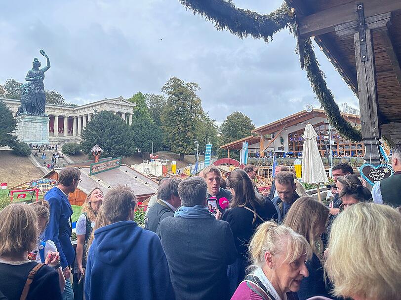 Das Medien-Interesse ist groß, als OB Dominik Krause am Freitagmittag den Wiesn-Courage-Preis einer jungen Frau überreicht. Das Medien-Interesse ist groß, als OB Dominik Krause am Freitagmittag den Wiesn-Courage-Preis einer jungen Frau überreicht.