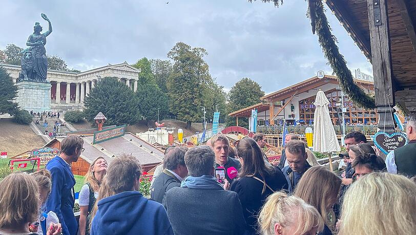 Das Medien-Interesse ist groß, als OB Dominik Krause am Freitagmittag den Wiesn-Courage-Preis einer jungen Frau überreicht. Das Medien-Interesse ist groß, als OB Dominik Krause am Freitagmittag den Wiesn-Courage-Preis einer jungen Frau überreicht.