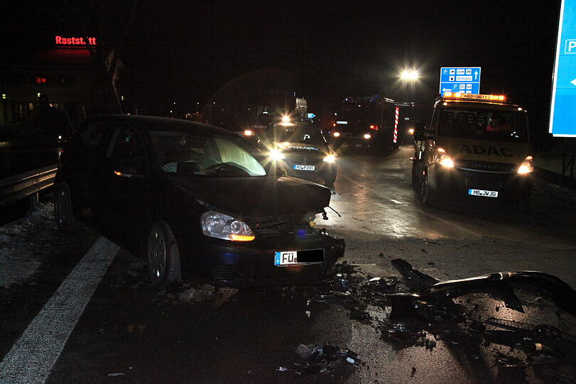 Auf dem Zubringer der A 8 Richtung Salzburg stoßen am Sonntagabend zwei Autos frontal zusammen. Vermutlich waren sie zu schnell unterwegs. Die Insassen werden glücklicherweise nur leicht verletzt.