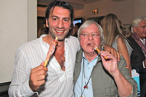 Da ist er - der Neu-Designer Gerd Käfer (r.) knabbert am Grissini von Ugo Crocamo.