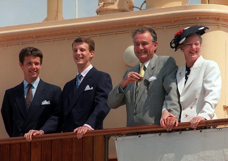 1996: Königin Margrethe mit Prinzgemahl Henrik und ihren Söhnen, Kronprinz Frederik (l.) und Prinz Joachim