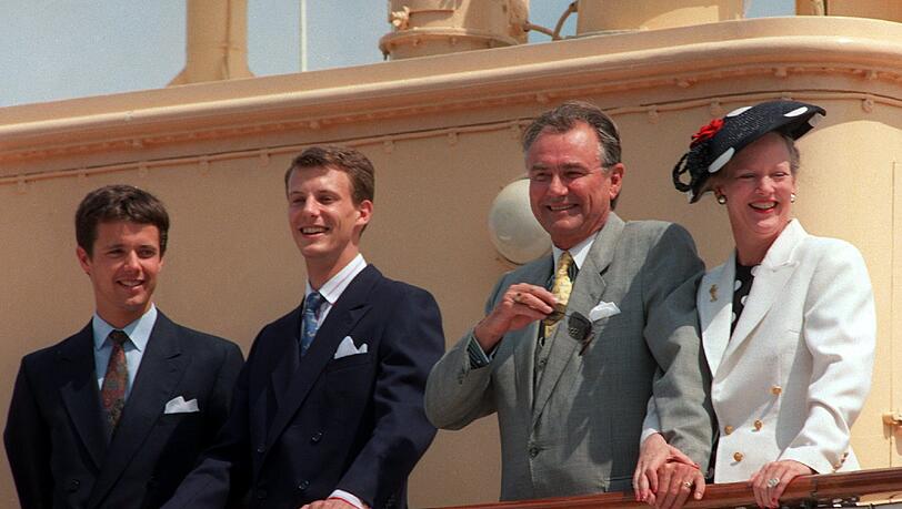 1996: Königin Margrethe mit Prinzgemahl Henrik und ihren Söhnen, Kronprinz Frederik (l.) und Prinz Joachim 1996: Königin Margrethe mit Prinzgemahl Henrik und ihren Söhnen, Kronprinz Frederik (l.) und Prinz Joachim