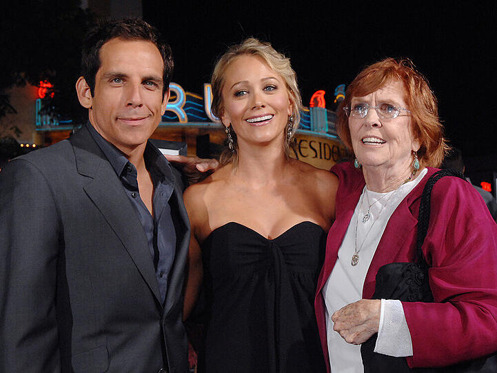 Ben Stiller mit seiner Mutter Anne Meara (r.) und seiner Frau Christine Taylor (M.)