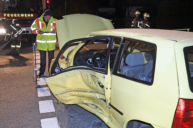 Nur durch Hilfe der Feuerwehr konnte die Fahrerin des Kleinwagens befreit werden.