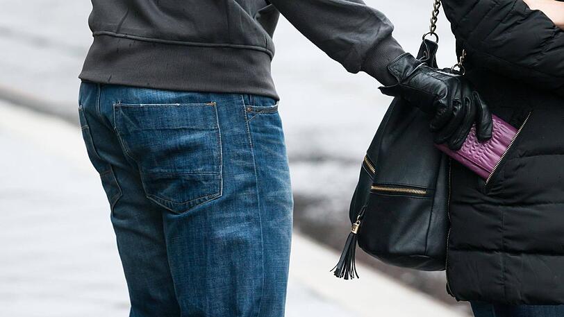 Der Räuber zog und zog an der Handtasche, musste aber letztlich doch ohne Beute flüchten. (Symbolbild)