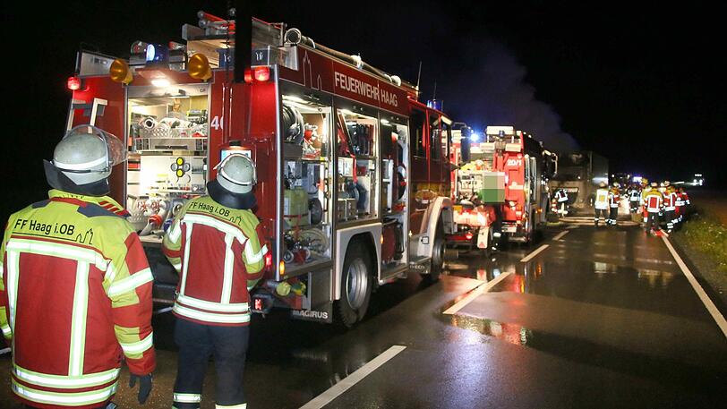 Trotz des Einsatzes der umliegenden Freiwilligen Feuerwehren brannte die Sattelzugmaschine vollständig aus.